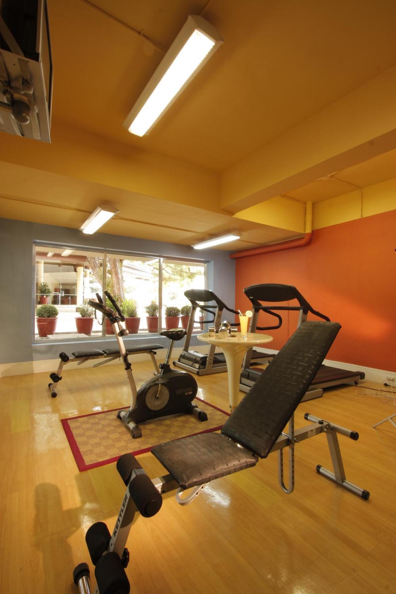 Taal Vista Hotel Tagaytay City Esterno foto The gym at the hotel