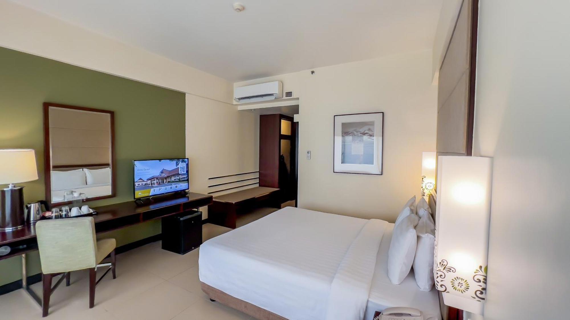 Taal Vista Hotel Tagaytay City Esterno foto A room at the hotel