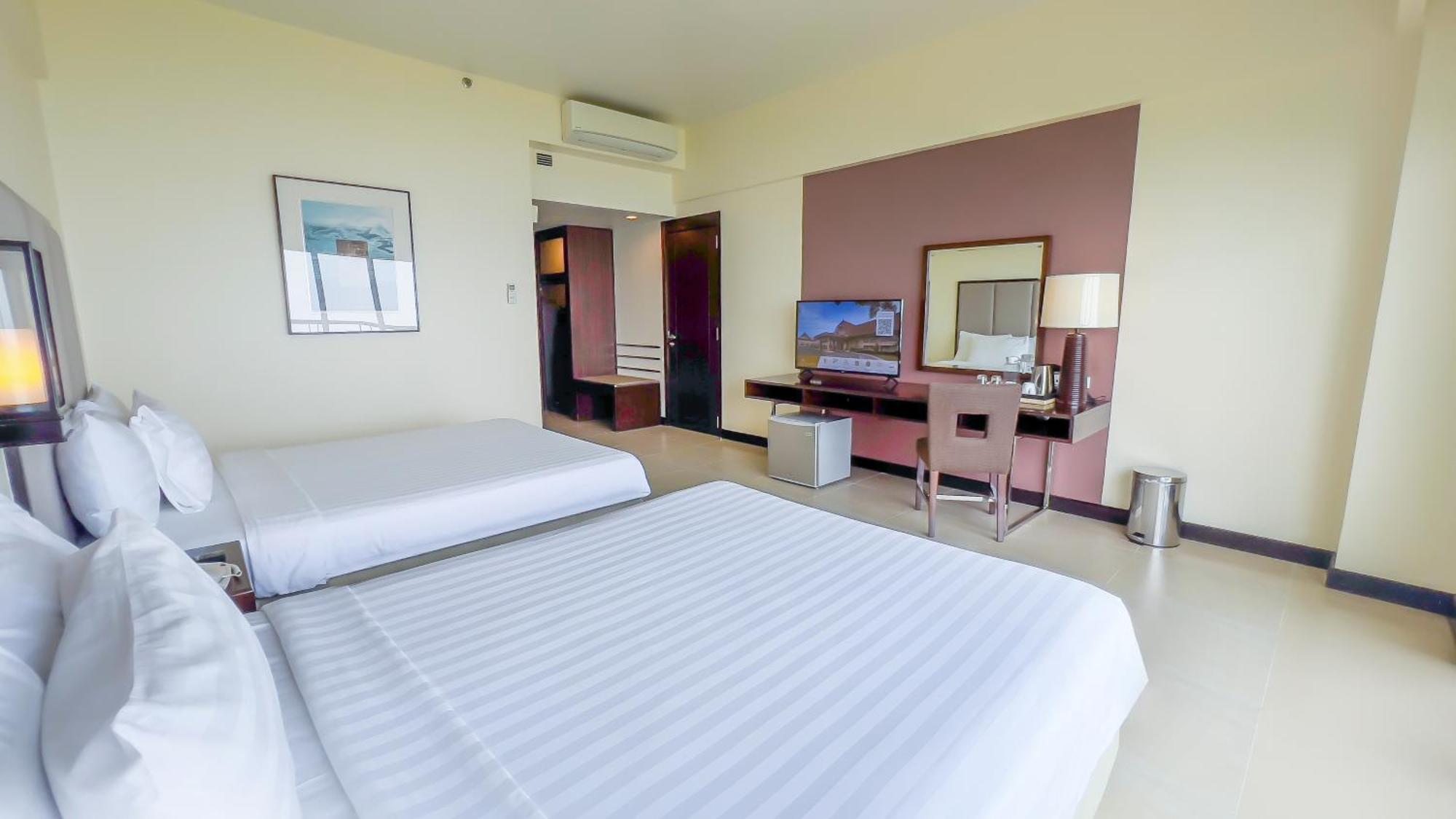 Taal Vista Hotel Tagaytay City Esterno foto Deluxe Room