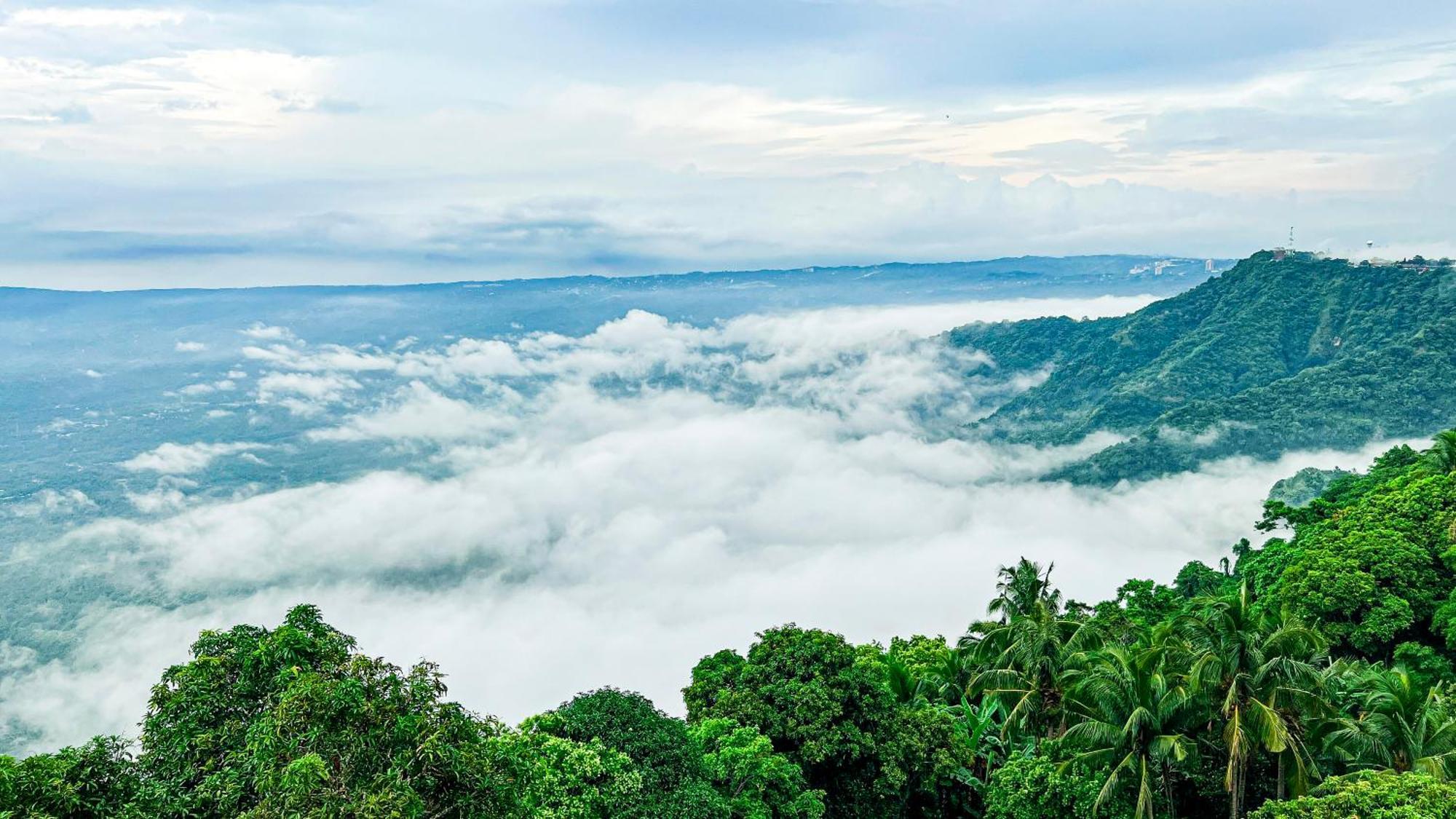 Taal Vista Hotel Tagaytay City Esterno foto View from the top of Mount Apo