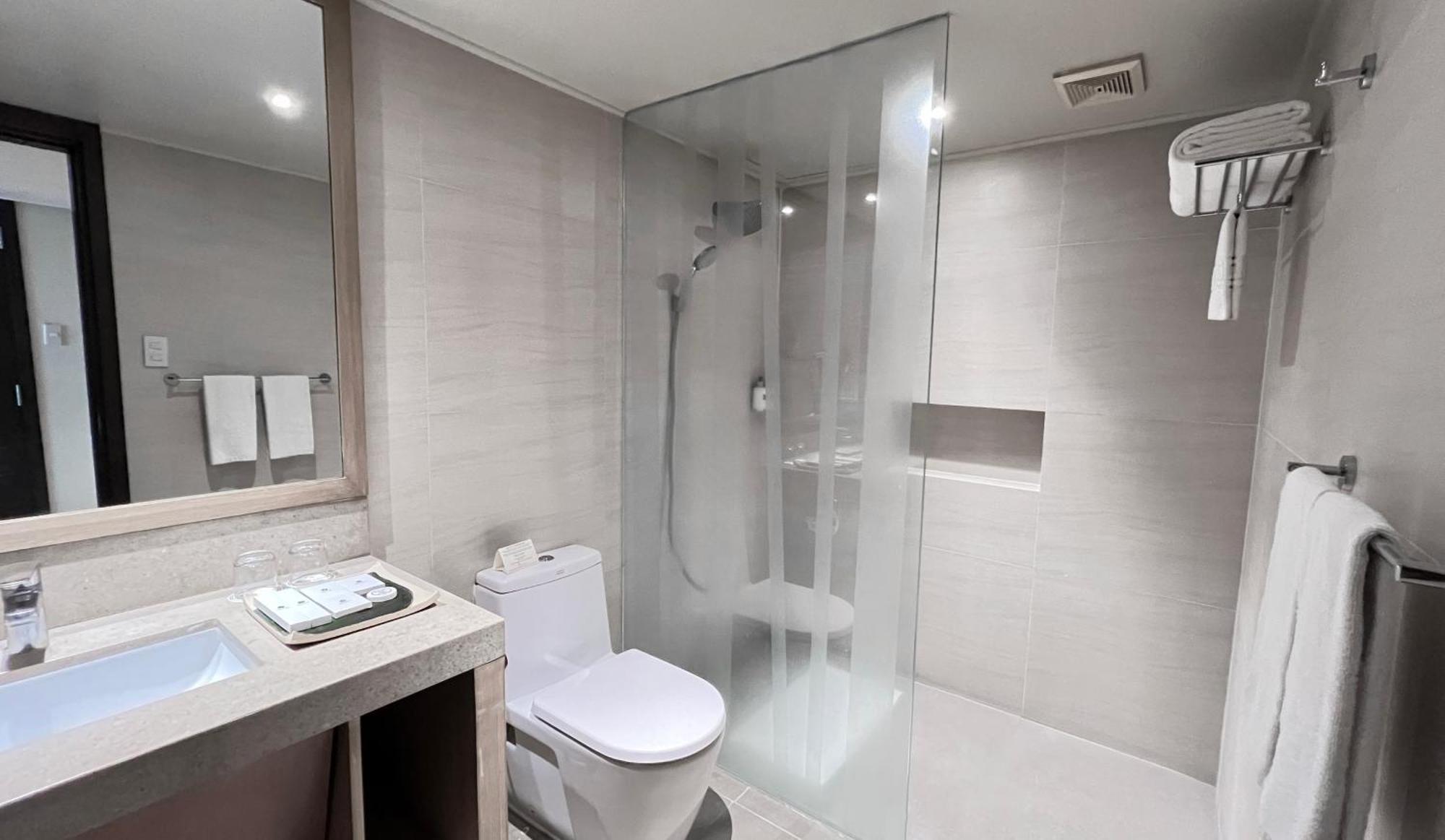 Taal Vista Hotel Tagaytay City Esterno foto A shower cubicle