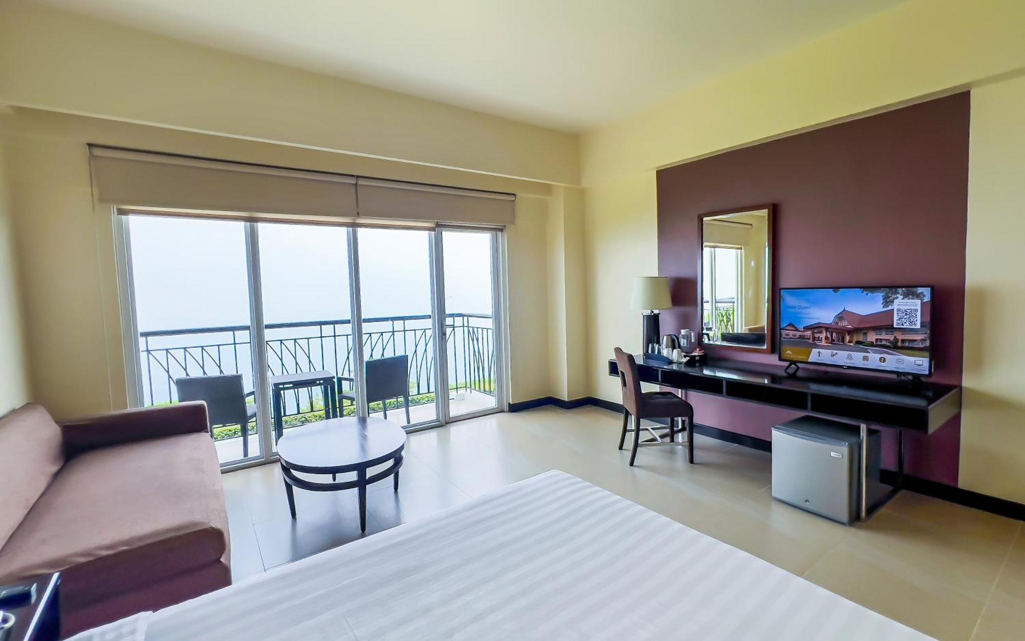 Taal Vista Hotel Tagaytay City Esterno foto Deluxe Ocean View