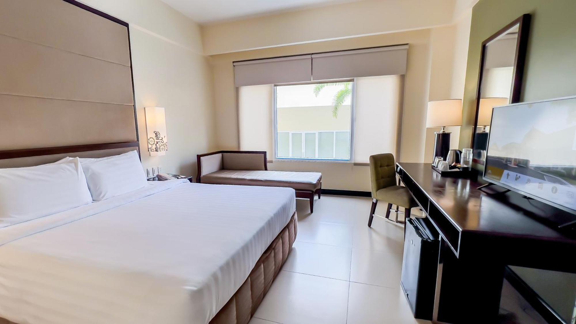 Taal Vista Hotel Tagaytay City Esterno foto A room at the hotel