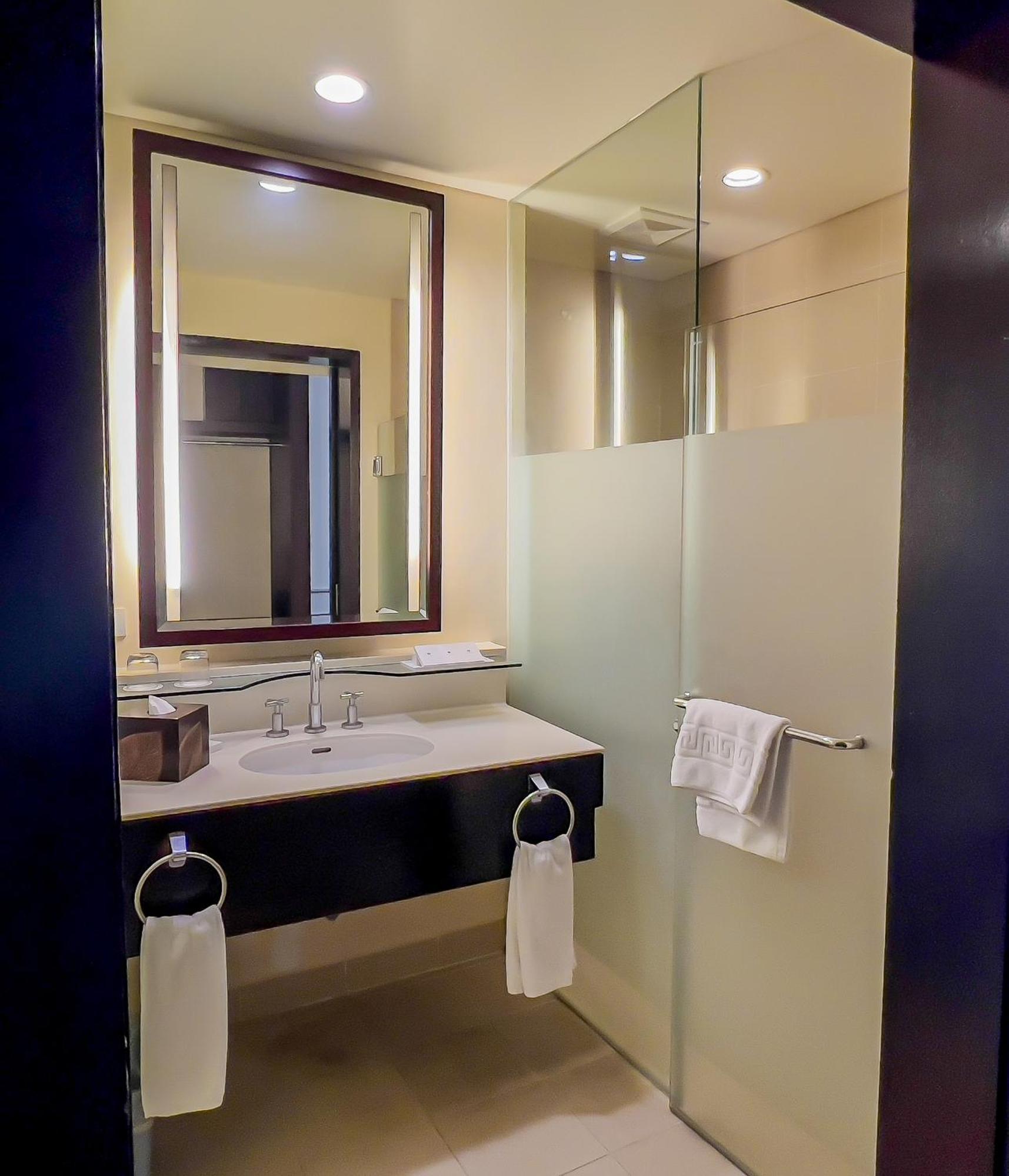 Taal Vista Hotel Tagaytay City Esterno foto Bathroom